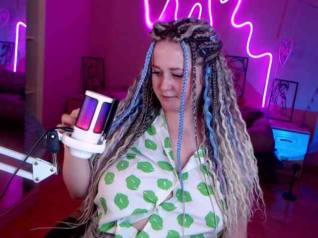 LizzyShine webcam
