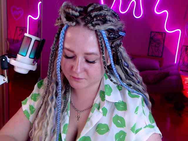 LizzyShine webcam