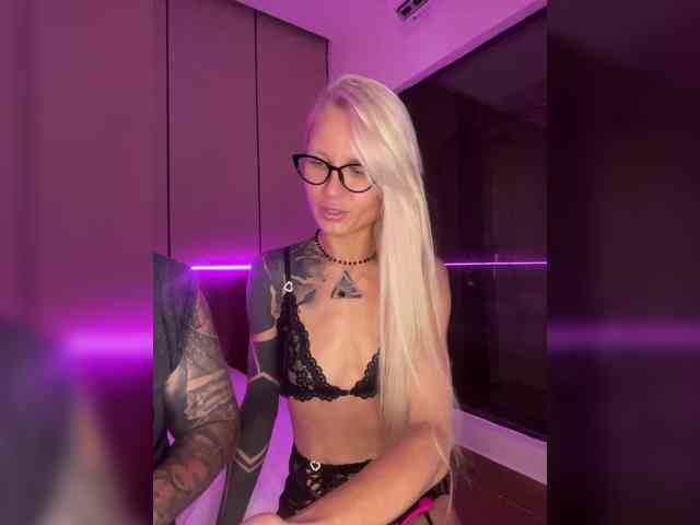 live cam show Lovetwins