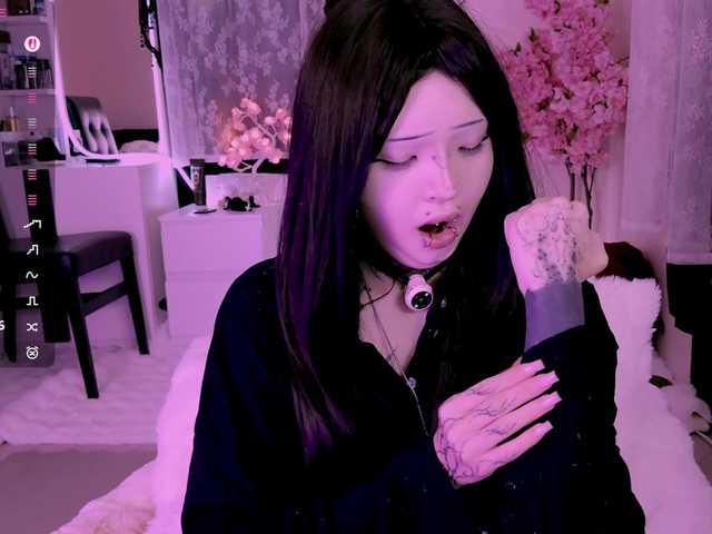 Leinbone's BongaCams show and profile