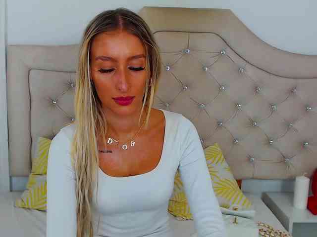 NatalieFlirt webcam
