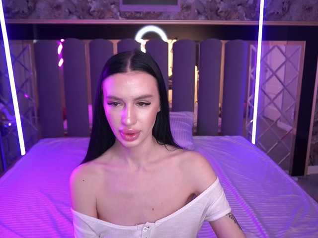 le modèle SnowWhiteee est en webcam porno dans un show sur le site bongacams, il possède les tags suivants: White/Caucasian,Brunette,Shaved