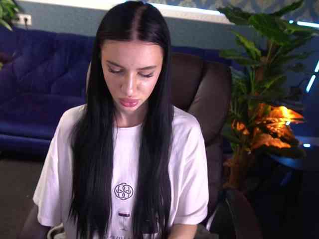SnowWhiteee webcam