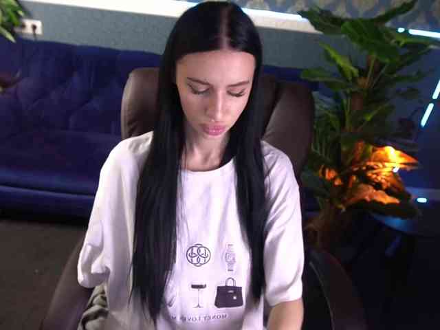 SnowWhiteee webcam