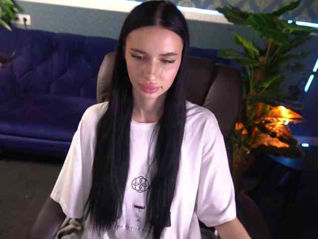 SnowWhiteee webcam