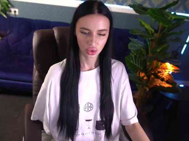 SnowWhiteee webcam