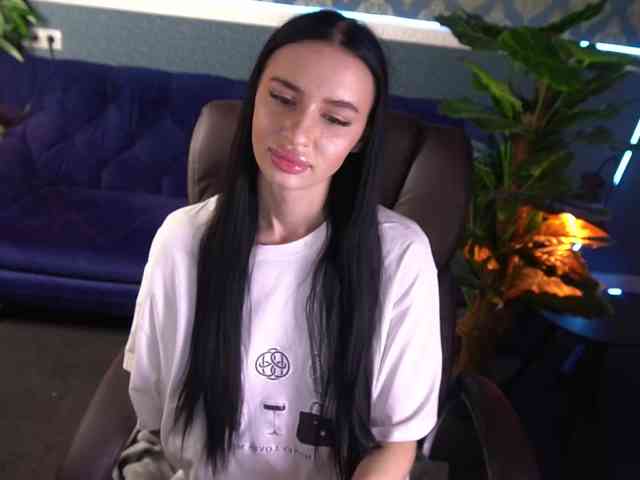 SnowWhiteee webcam