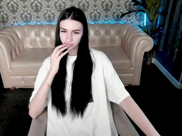 SnowWhiteee webcam