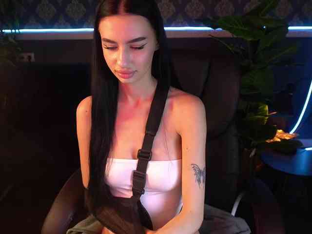 SnowWhiteee webcam