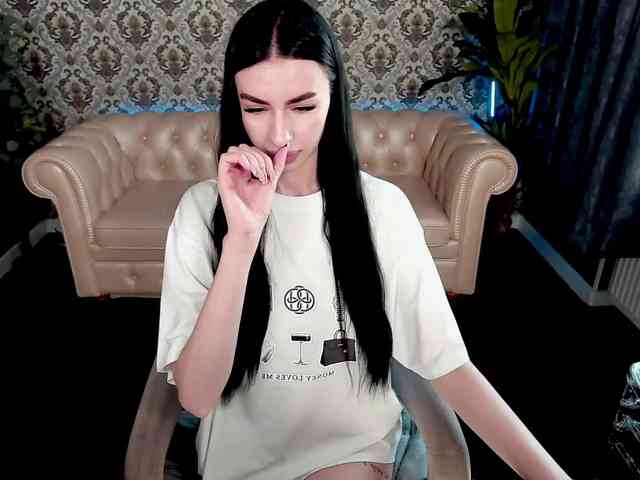 SnowWhiteee Live Webcam on BongaCams