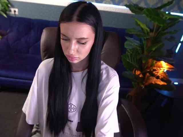 SnowWhiteee webcam
