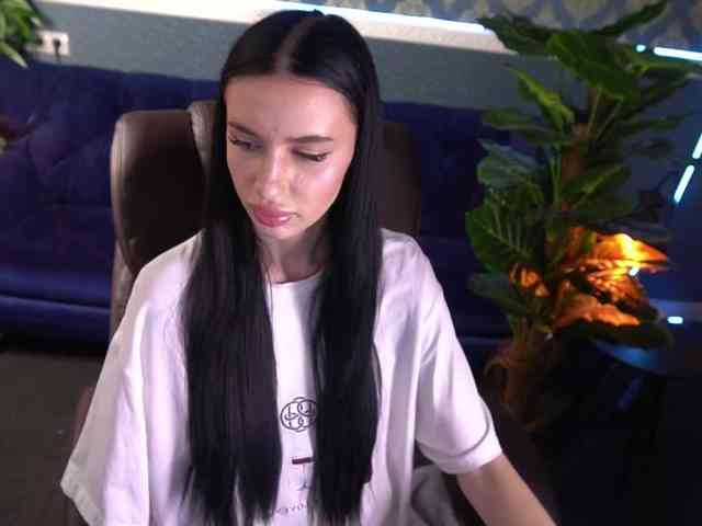 SnowWhiteee webcam