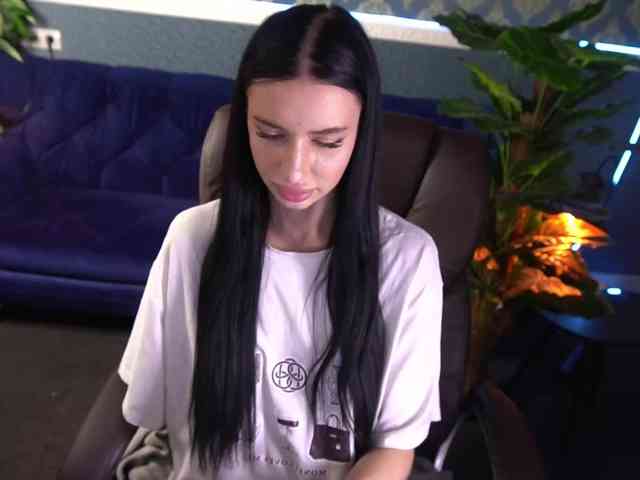 SnowWhiteee webcam