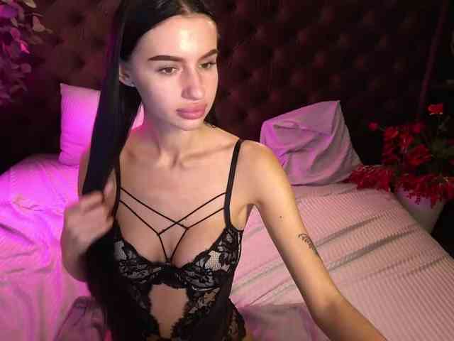 SnowWhiteee webcam