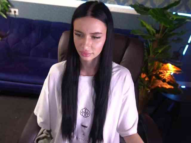 SnowWhiteee webcam