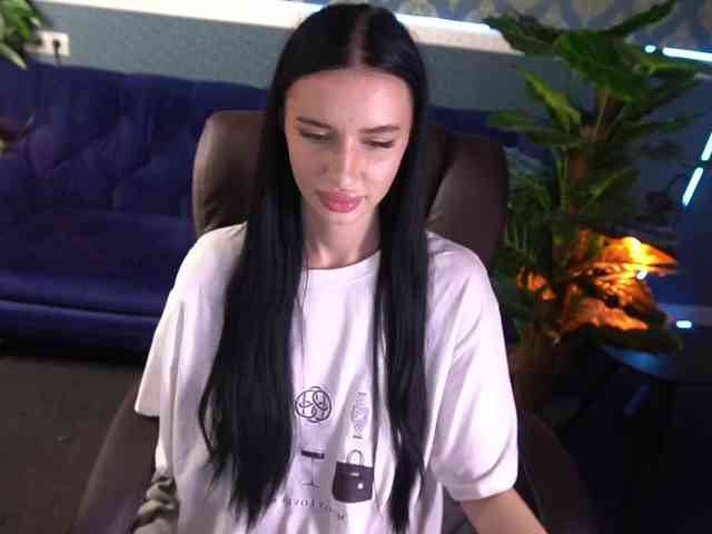 SnowWhiteee webcam