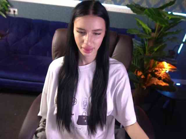 SnowWhiteee webcam