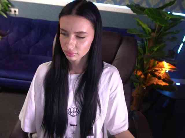 SnowWhiteee webcam