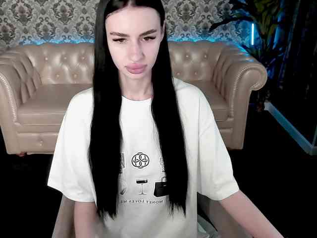SnowWhiteee webcam