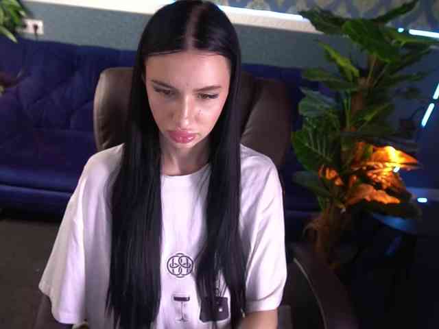 SnowWhiteee webcam