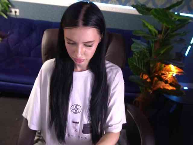 SnowWhiteee webcam