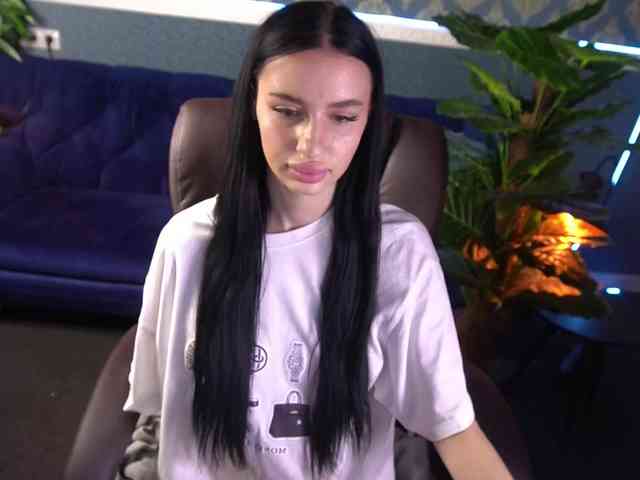 SnowWhiteee webcam