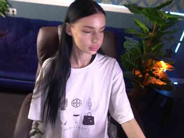 SnowWhiteee webcam