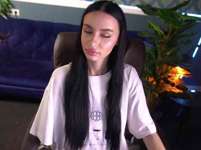 SnowWhiteee webcam