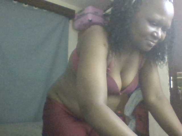 le modèle prettyariah est en webcam porno dans un show sur le site bongacams, il possède les tags suivants: Ebony,Brunette,Trimmed