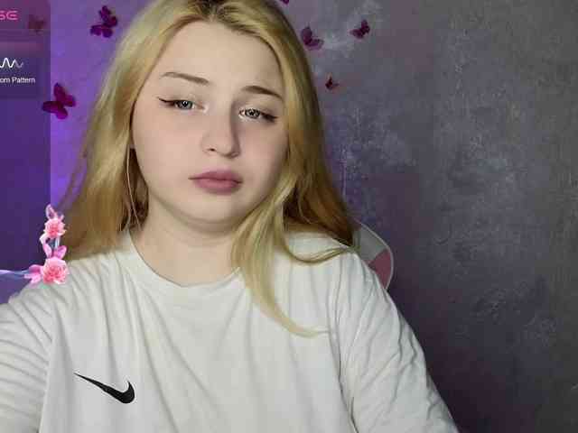 BlondeBond webcam