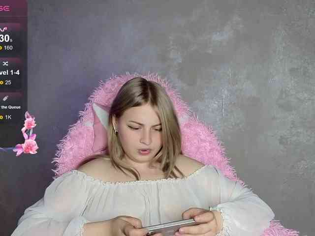 BlondeBond webcam