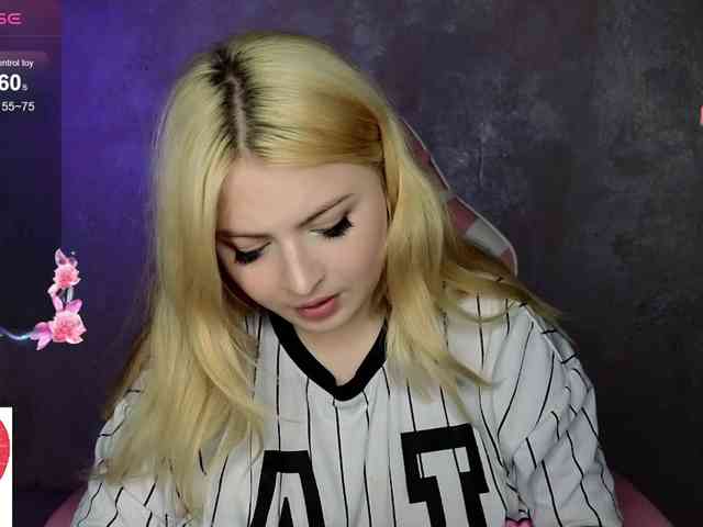 BlondeBond webcam