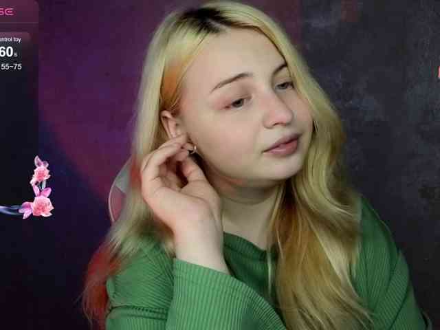 BlondeBond webcam