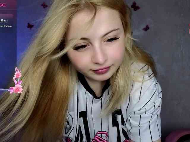 BlondeBond webcam