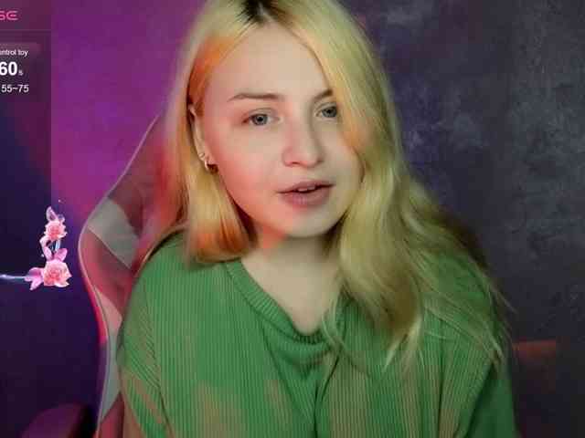 BlondeBond webcam