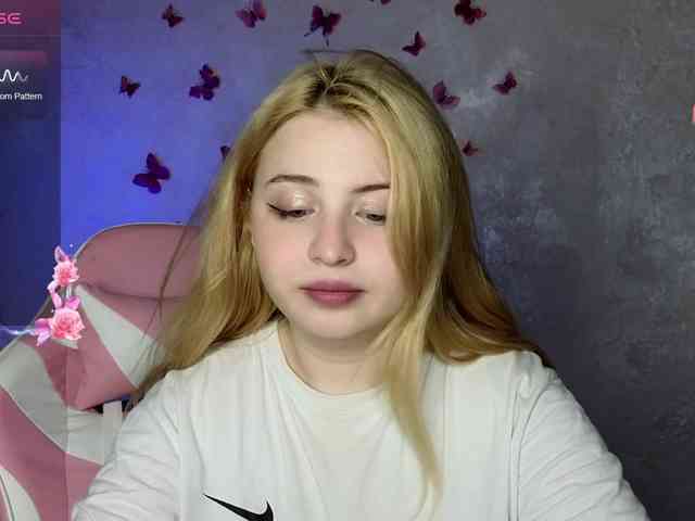 BlondeBond webcam