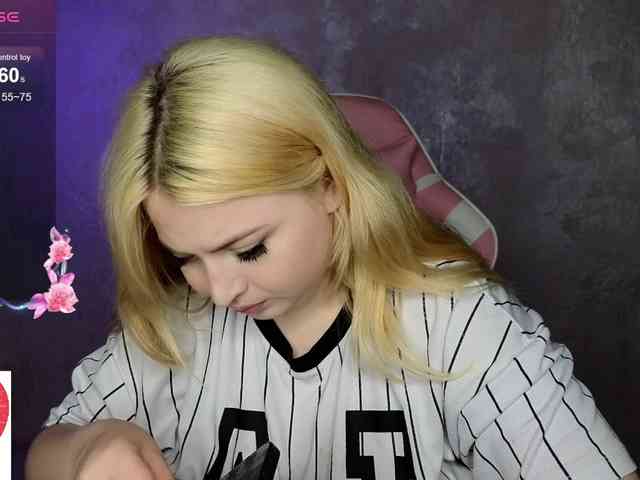 BlondeBond webcam