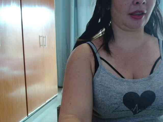 sexymommy77 webcam