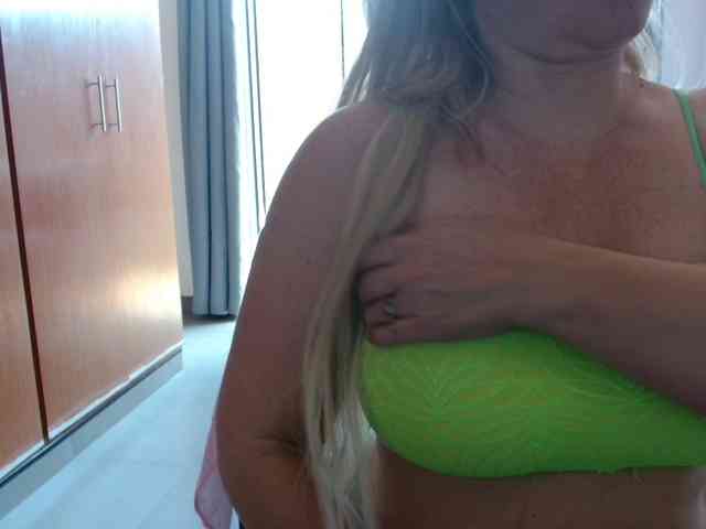 sexymommy77 webcam