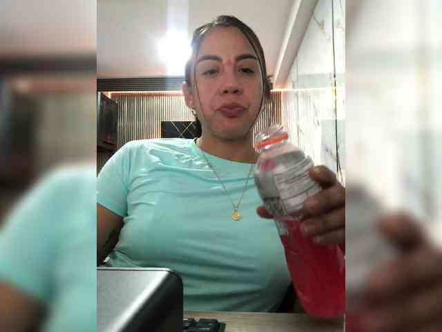 NatyArango webcam