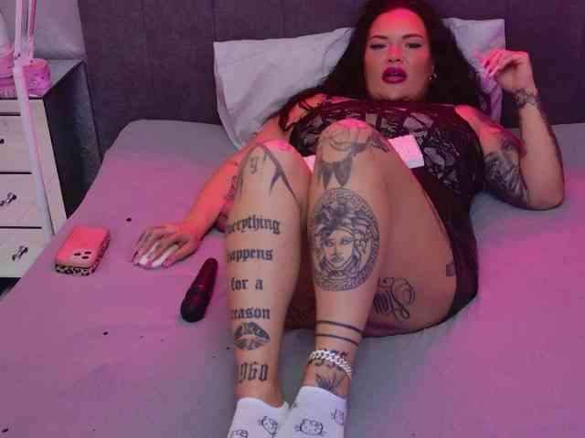 MelinaCurves webcam