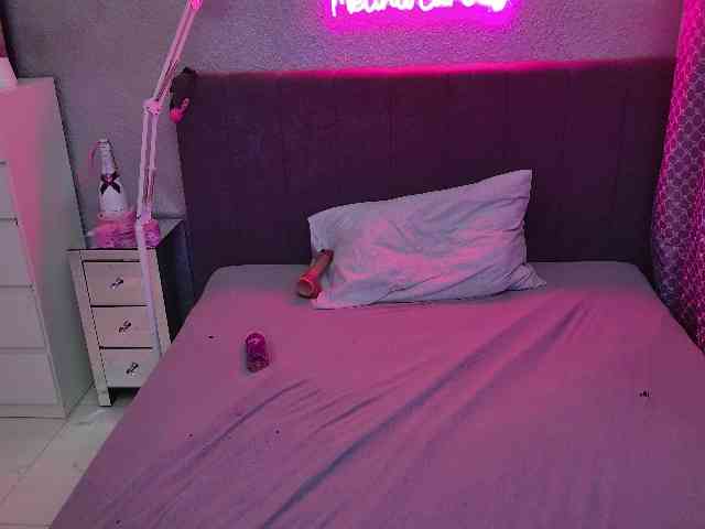 MelinaCurves webcam
