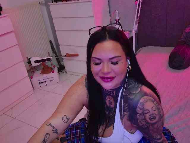 MelinaCurves webcam