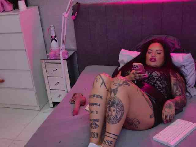 MelinaCurves webcam