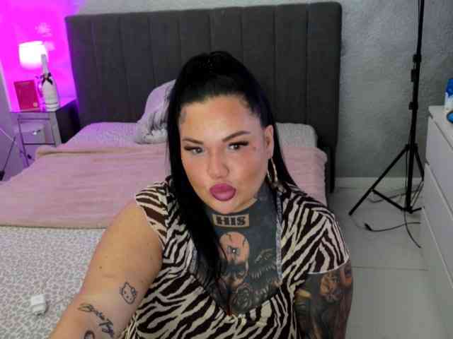 MelinaCurves 