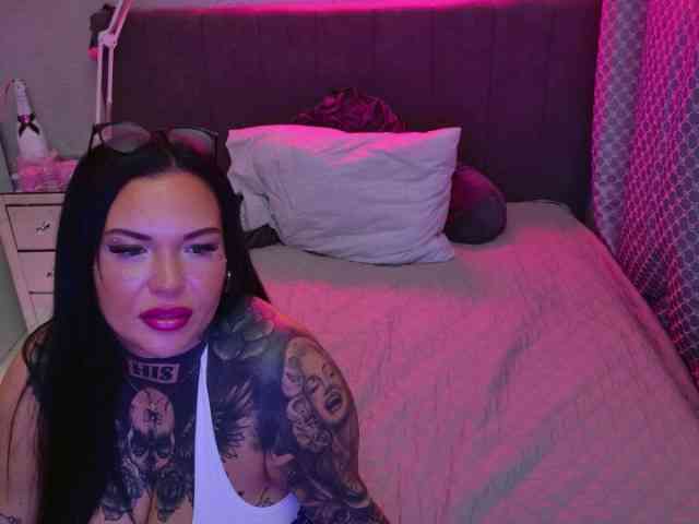 MelinaCurves webcam