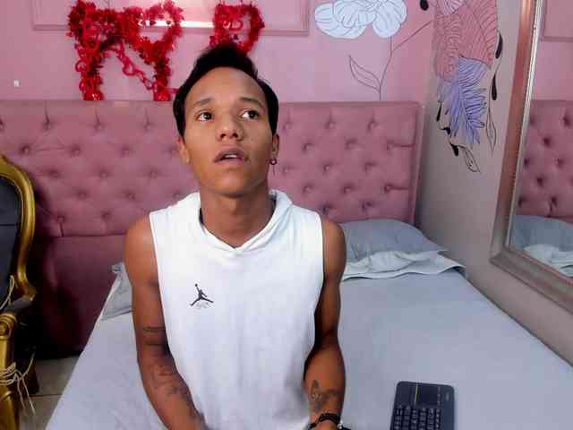 AlejandroFenix Live Webcam on BongaCams