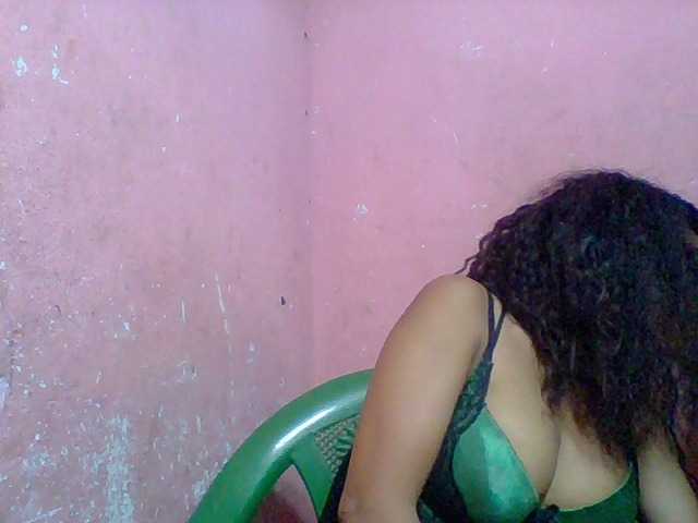 Estelahh, une amatrice française avec qui discuter et avoir du sexe