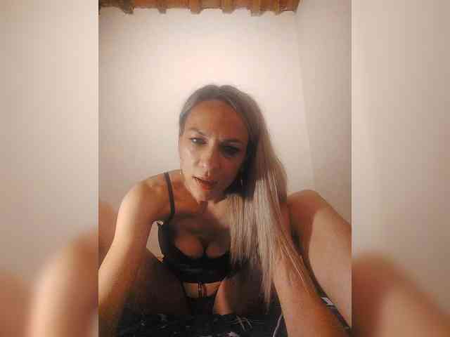 IssaaBella7 webcam