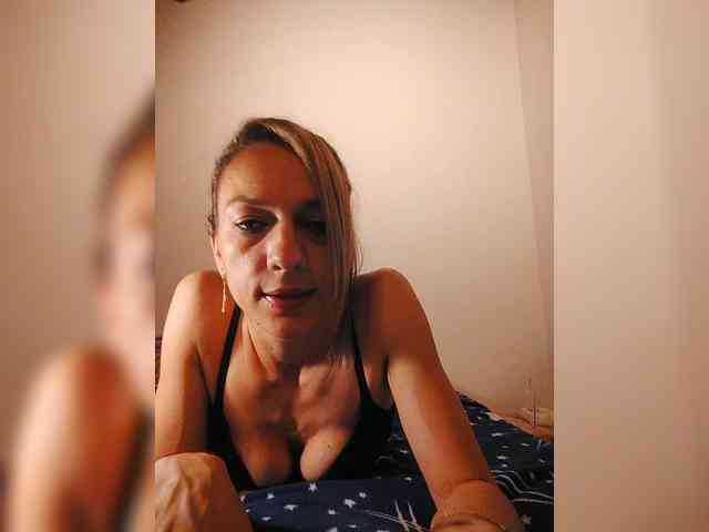 IssaaBella7 webcam